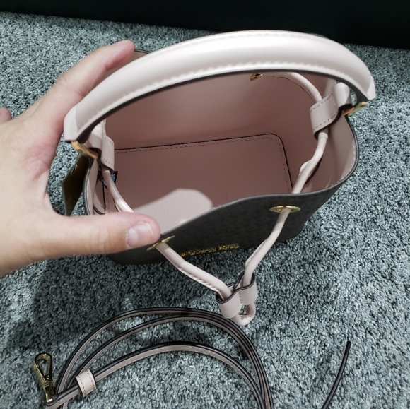 NWT Michael Kors Suri powder blush small bucket purse - Picture 2 of 4